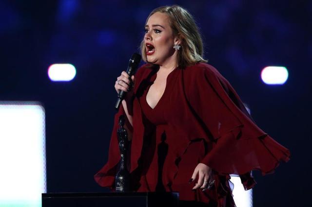 Adele exibe bandeira do Brasil e promete show no país - 101.7